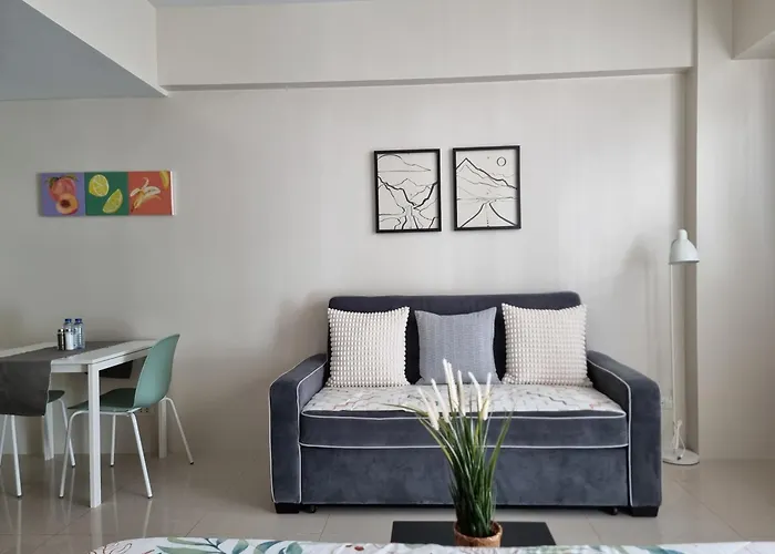 One Palm Tree Apartment *
