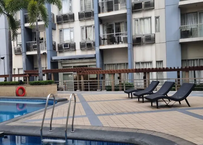 One Palm Tree Apartment *