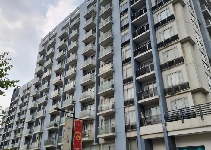 One Palm Tree Apartment *